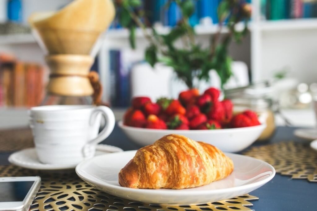café da manhã em paris com croissant